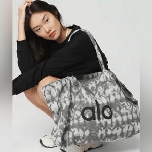 NWT Large ALO Yoga Tote Bag tie-dye